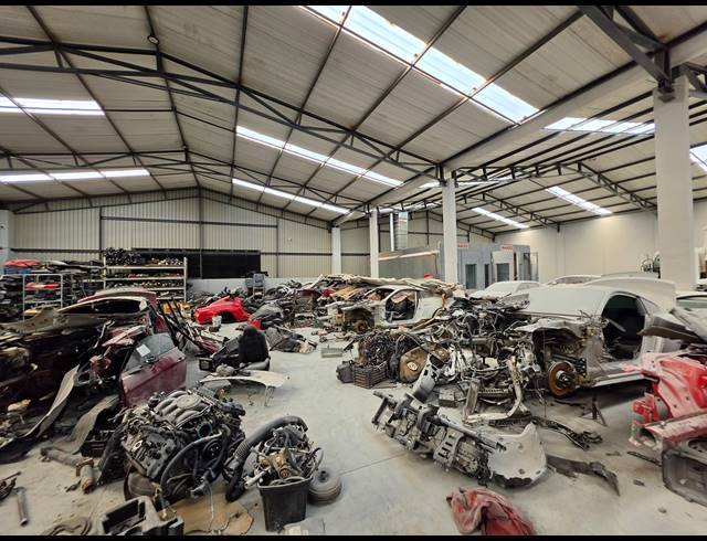 1,214M² WAREHOUSE TO LET IN COSMO BUSINESS PARK